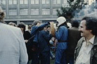Image of sheet 19803000 photo 38: Jugendliche protestieren in einer Polit Performance, mit Korb-Schilder und Helm als Polizei Grenadiere verkleidet an der Bahnhofstrasse 1980 in Zuerich.
Kreativ Action