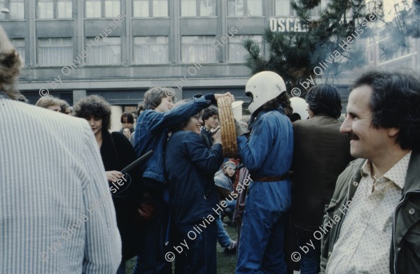 Image of sheet 19803000 photo 38: Jugendliche protestieren in einer Polit Performance, mit Korb-Schilder und Helm als Polizei Grenadiere verkleidet an der Bahnhofstrasse 1980 in Zuerich.
Kreativ Action