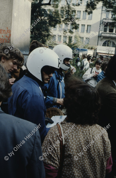 Image of sheet 19803000 photo 39: Jugendliche protestieren in einer Polit Performance, mit Korb-Schilder und Helm als Polizei Grenadiere verkleidet an der Bahnhofstrasse 1980 in Zuerich.
creative Action
Jugendbewegung Youth Movement Protest