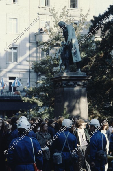 Image of sheet 19803000 photo 4: Die Polizei verhindert am 11. Oktober 1980 auf der Pestalozziwiese in Zuerich einen friedlichen Protest der Jugendbewegung und verhaftet viele.
Bewegig Zürcher Jugendunruhen Demonstrationen
youth movement