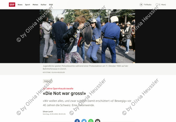 Image of sheet 19803000 photo 40: Jugendliche protestieren in einer Polit Performance, mit Korb-Schilder und Helm als Polizei Grenadiere verkleidet an der Bahnhofstrasse 1980 in Zuerich. Kreativ Action creative Action Jugendbewegung Youth Juerg Hasler filmt Movement Protest Art Polit Performance