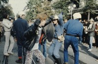 Image of sheet 19803000 photo 40: Jugendliche protestieren in einer Polit Performance, mit Korb-Schilder und Helm als Polizei Grenadiere verkleidet an der Bahnhofstrasse 1980 in Zuerich.
Kreativ Action creative Action Jugendbewegung Youth 
Juerg Hasler filmt 
Movement Protest Art Polit Performance