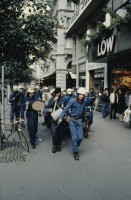 Image of sheet 19803000 photo 41: Jugendliche protestieren in einer Polit Performance, mit Korb-Schilder und Helm als Polizei Grenadiere verkleidet an der Bahnhofstrasse 1980 in Zuerich.
Kreativ Action
