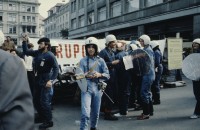 Image of sheet 19803000 photo 42: Jugendliche protestieren in einer Polit Performance, mit Korb-Schilder und Helm als Polizei Grenadiere verkleidet an der Bahnhofstrasse 1980 in Zuerich.
Kreativ Action