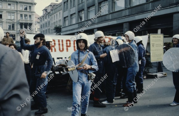 Image of sheet 19803000 photo 42: Jugendliche protestieren in einer Polit Performance, mit Korb-Schilder und Helm als Polizei Grenadiere verkleidet an der Bahnhofstrasse 1980 in Zuerich.
Kreativ Action