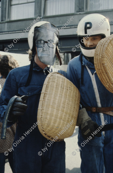 Image of sheet 19803000 photo 46: Jugendlicher maskiert als Stadtrat Sigi Widmer und mit Korb-Schild und Helm als Polizei Grenadiere verkleidet an der Bahnhofstrasse 1980 in Zuerich.
creative Action Jugendbewegung Youth Movement Protest Art Polit Performance
-----
Auf der Pestalozziwiese findet eine Informationsaktion statt. Die Stadtpolizei lässt die dialogbereiten AJZ-AnhängerInnen, die mit fingierten Auseinandersetzungen ein spontanes Strassentheater mit gemimten PolizistInnen inszenieren, nicht gewähren und verhaftet 144 Personen.
Nachdem diese Aktion durch die neue Einkreistaktik der Polizei verhindert worden ist, machen sich in den gemässigten Kreisen der Bewegung Resignation, Enttäuschung und Verzweiflung breit.
Heinz Ning.