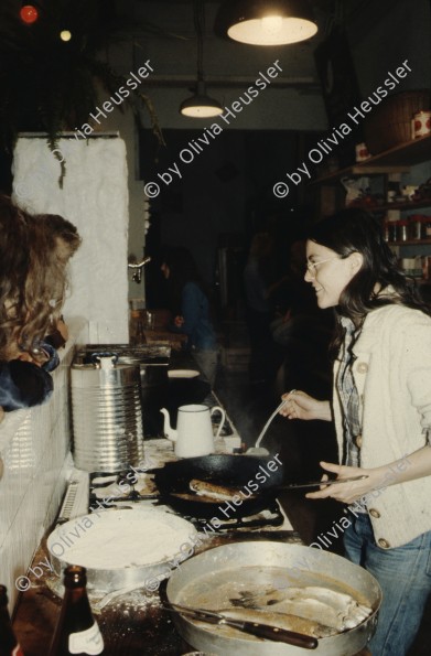 Image of sheet 19803000 photo 49: Kochen im Autonomen Jugendzentrum in Zürich 1980. Jugendbewegung Jugendunruhen Bewegig