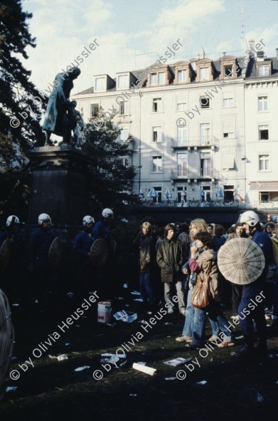 Image of sheet 19803000 photo 5: Die Polizei verhindert am 11. Oktober 1980 auf der Pestalozziwiese in Zuerich einen friedlichen Protest der Jugendbewegung und verhaftet viele.
Bewegig Zürcher Jugendunruhen Demonstrationen
youth movement