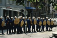 Image of sheet 19803000 photo 51: Polizei Grenadiere mit Helm, Traenengasgewehr und Korb-Schild aus Ratan, Zuerich 1989.
