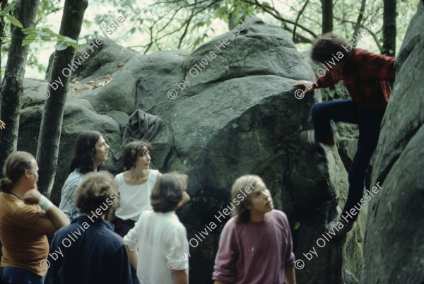 Image of sheet 19803000 photo 56: Roli Fischbacher mit Jugendlichen in Paris, 1980.