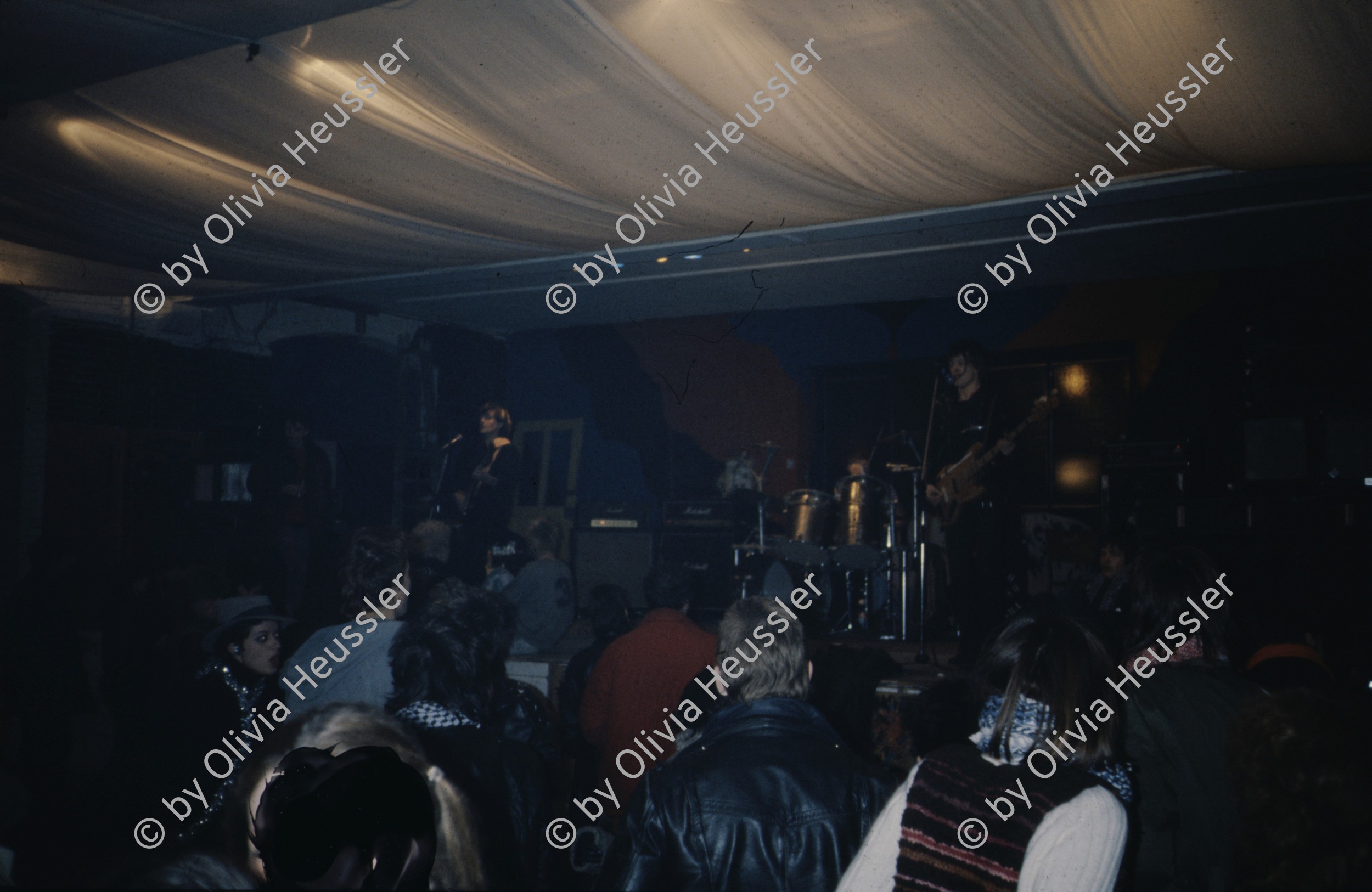 Image of sheet 19803000 photo 59: Konzert im autonomen Jugendzentrum AJZ, 1980 in Zuerich. Jugendbewegung, Jugendunruhen
