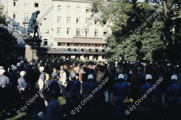 Image of sheet 19803000 photo 6: Einkesselung durch Polizei
Bewegig Zürcher Jugendunruhen Demonstrationen
youth movement
Exhibition: Zurich, The Eighties Photobastei 2020