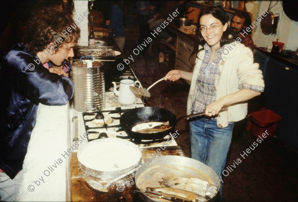 Image of sheet 19803000 photo 61: Kochen im Autonomen Jugendzentrum in Zürich 1980.
Jugendbewegung Jugendunruhen Bewegig