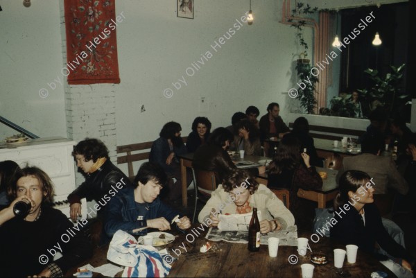 Image of sheet 19803000 photo 62: Im Restaurant des autonomen Jugendzentrum AJZ, 1980 in Zuerich. 
Jugendbewegung, Jugendunruhen