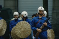 Image of sheet 19803000 photo 66: Polizei Grenadiere mit Helm, Traenengasgewehr und Korb-Schild aus Ratan, Zuerich 80er Jahre.