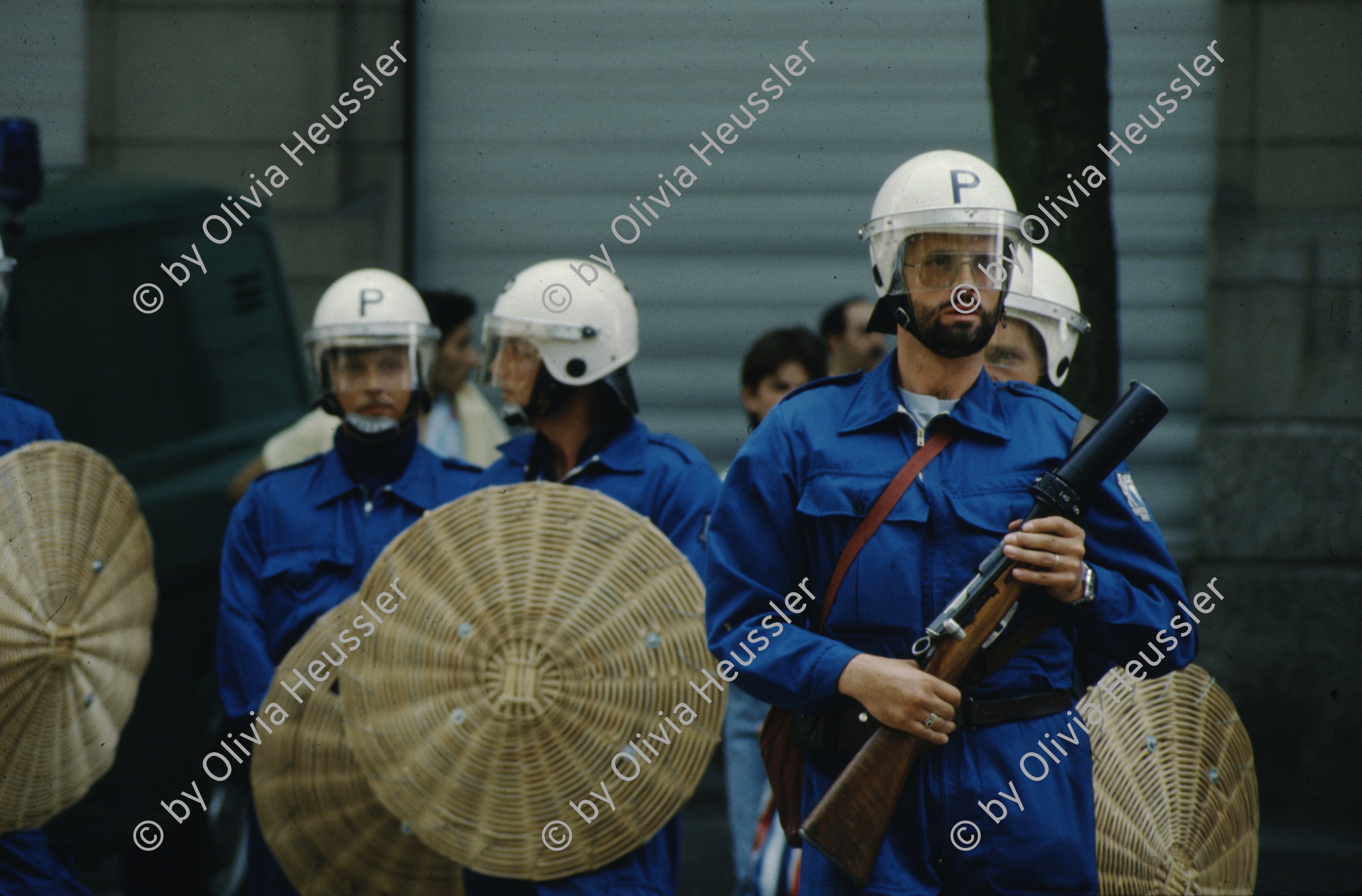 Image of sheet 19803000 photo 66: Polizei Grenadiere mit Helm, Traenengasgewehr und Korb-Schild aus Ratan, Zuerich 80er Jahre.