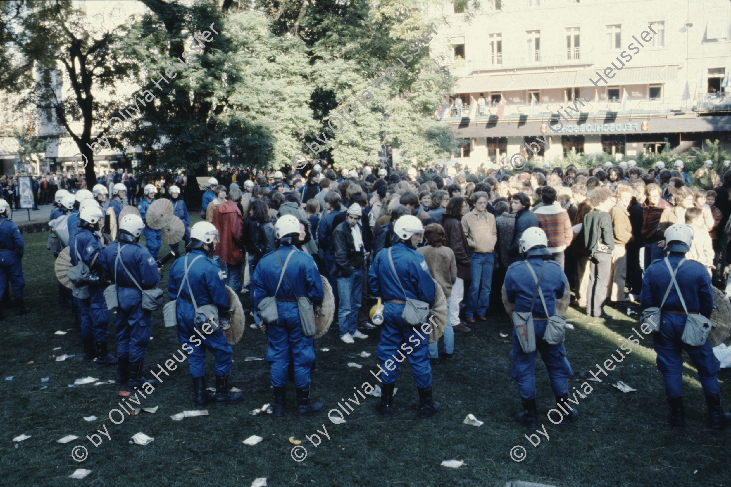 Image of sheet 19803000 photo 7: Die Polizei verhindert am 11. Oktober 1980 auf der Pestalozziwiese in Zuerich einen friedlichen Protest der Jugendbewegung und verhaftet viele.
Bewegig Zürcher Jugendunruhen Demonstrationen
youth movement