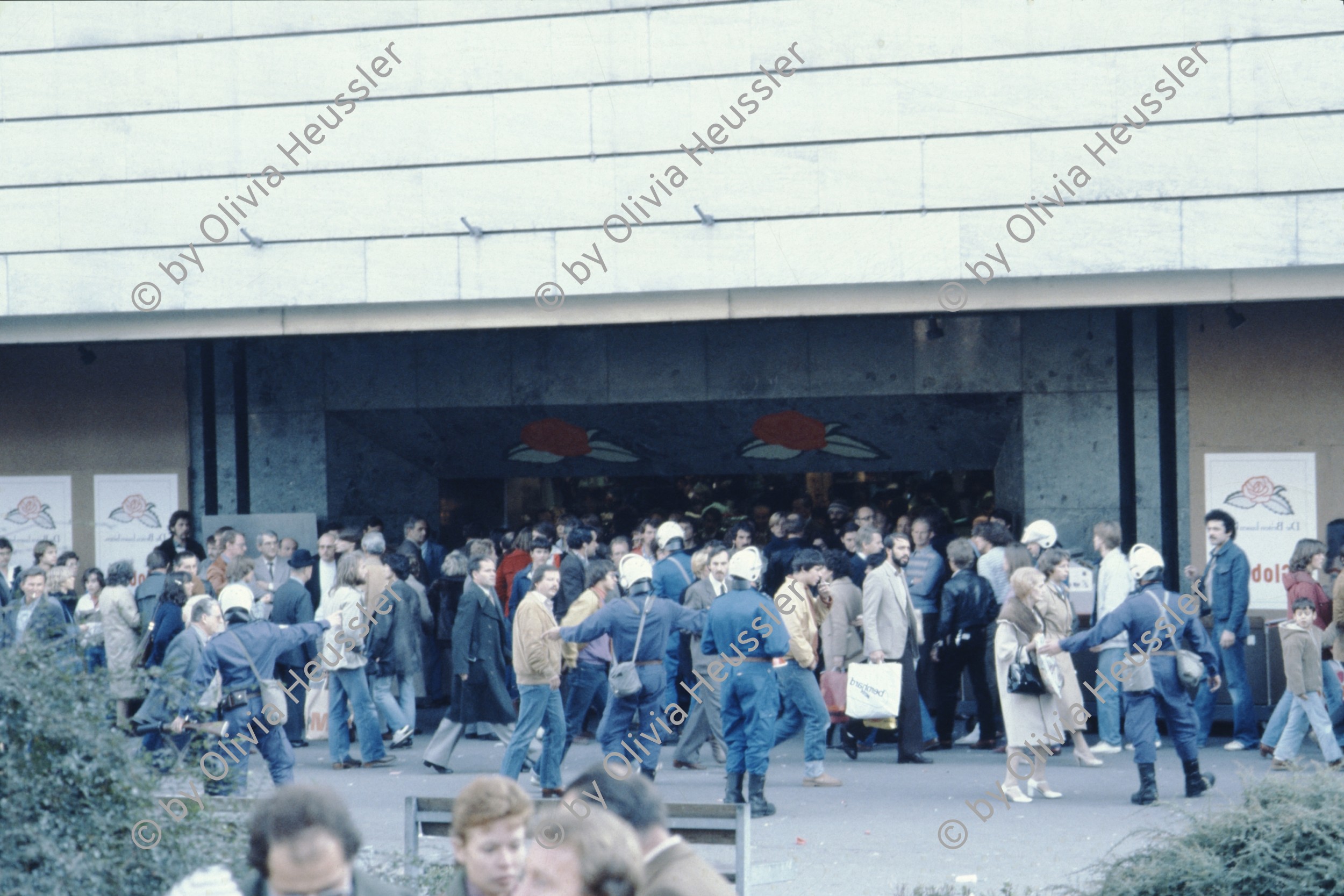 Image of sheet 19803000 photo 8: Polizeibeamte verhindern am 11. Oktober 1980 auf der Pestalozziwiese vor dem Globus in Zuerich einen friedlichen Protest der Jugendbewegung und verhaftet viele.
Bewegig Zürcher Jugendunruhen Demonstrationen
youth movement