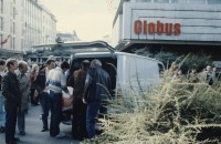 Image of sheet 19803000 photo 9: Polizeibeamte verhindern am 11. Oktober 1980 auf der Pestalozziwiese vor dem Globus in Zuerich einen friedlichen Protest der Jugendbewegung und verhaften nach einer Performance viele. Bewegig Zürcher Jugendunruhen Demonstrationen youth movement