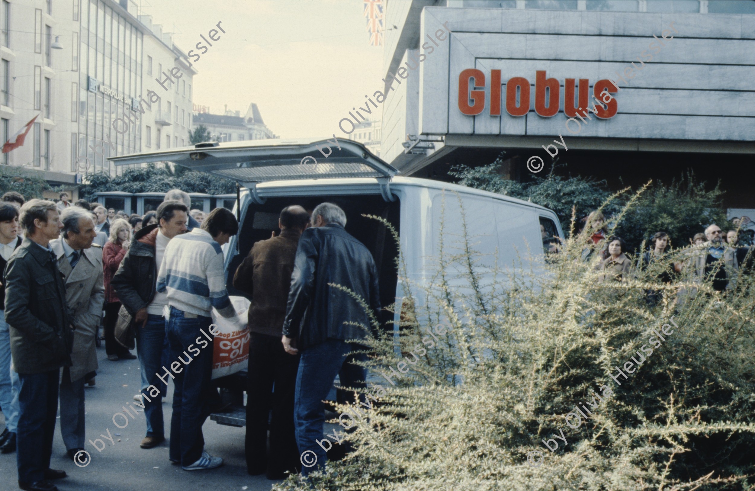Image of sheet 19803000 photo 9: Polizeibeamte verhindern am 11. Oktober 1980 auf der Pestalozziwiese vor dem Globus in Zuerich einen friedlichen Protest der Jugendbewegung und verhaften nach einer Performance viele. Bewegig Zürcher Jugendunruhen Demonstrationen youth movement