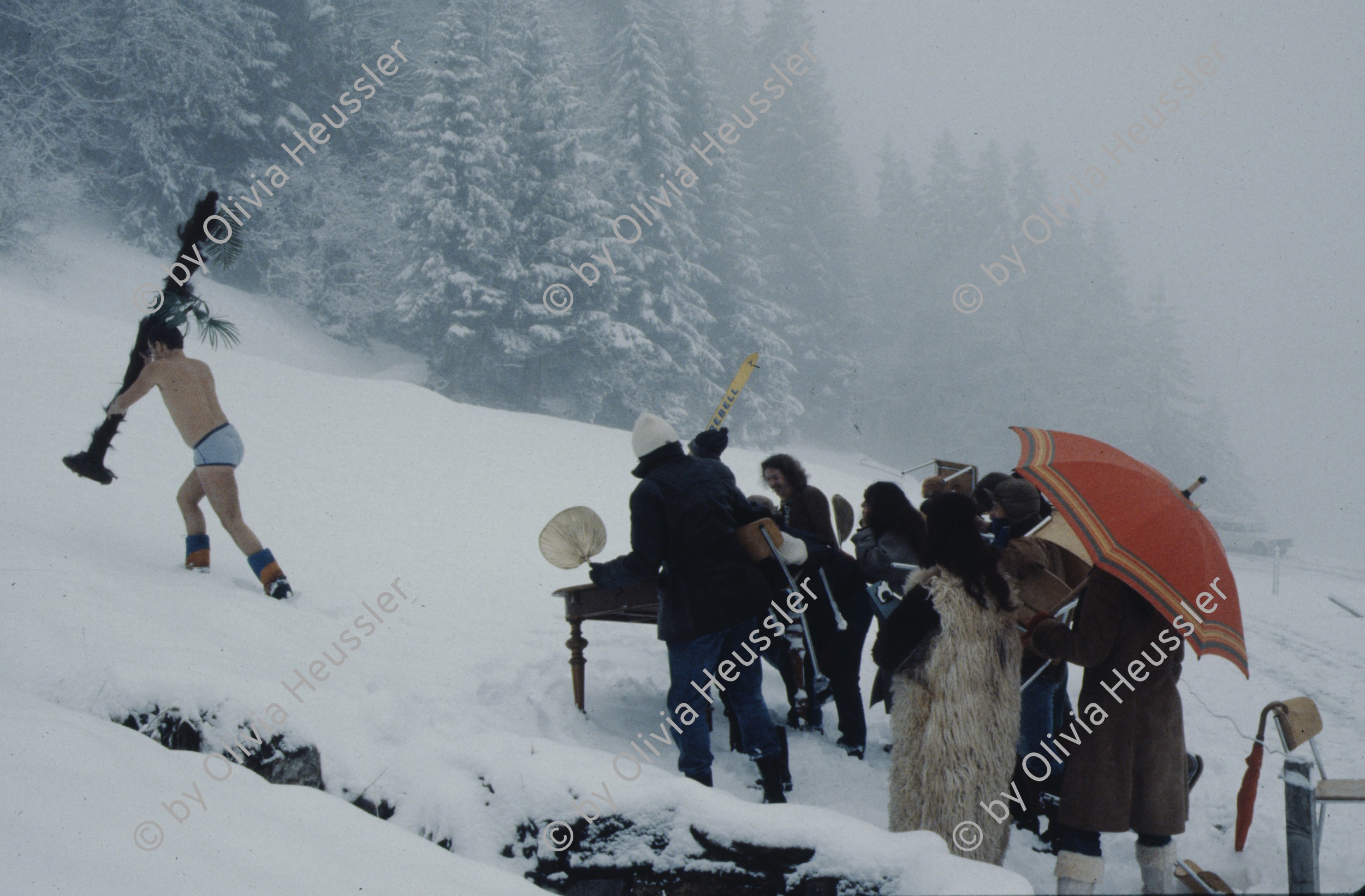 Image of sheet 19803001 photo 26: Suche nach geeignetem Ort für «Eisbrecher» Redaktion, Hasliberg 1980.
Dreharbeiten «Der Eisbrecher» Film von Urs Wäckerli
 Exhibition: Zurich, The Eighties Photobastei Zürich 2020