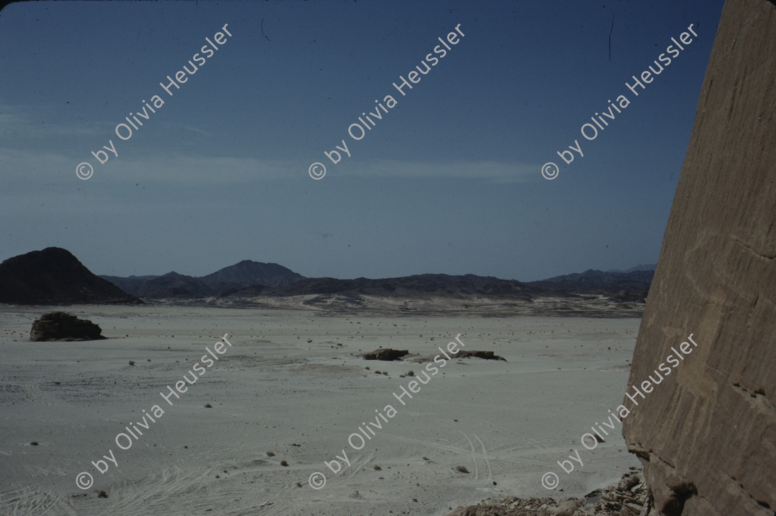 Image of sheet 19803002 photo 106: Aussicht auf die Sinai Wueste mit Felszeichnungen, Israel Palaestina, 1980.