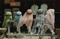 Image of sheet 19803002 photo 130: Kufija s werden am Markt in Jerusalem angeboten, Israel 1980