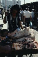 Image of sheet 19803002 photo 135: Fischverkaeuferin am Markt in Tel Aviv, Israel 1980.