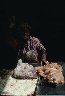 Image of sheet 19803002 photo 137: Haendler verkauft Huehnerfleisch und raucht am Markt in Jerusalem, Israel Palaestina 1980.
