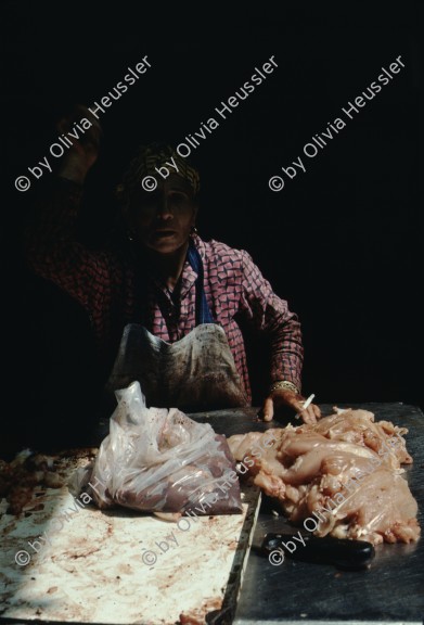 Image of sheet 19803002 photo 137: Haendler verkauft Huehnerfleisch und raucht am Markt in Jerusalem, Israel Palaestina 1980.