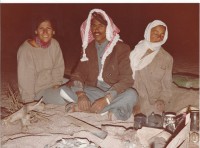 Image of sheet 19803002 photo 152: Olivia Heussler mit zwei Beduinen im Sinai, Israel 1980.