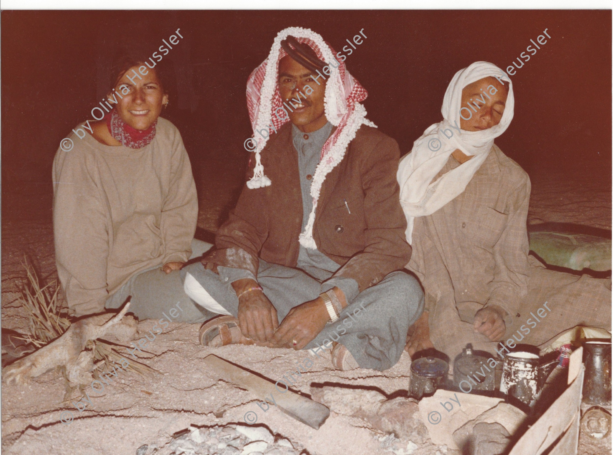 Image of sheet 19803002 photo 152: Olivia Heussler mit zwei Beduinen im Sinai, Israel 1980.