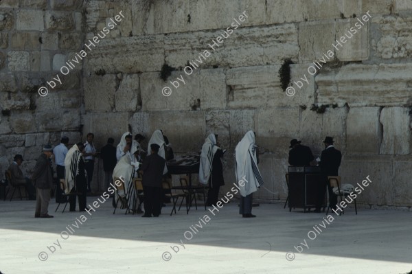 Image of sheet 19803002 photo 16: Jüdische Gläubige beten an der Klagemauer in Jerusalem, Israel 1980.