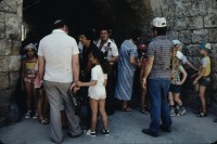 Image of sheet 19803002 photo 18: Bewaffnete Eltern mit Gewehren und Kinder vor einer Schule in Jerusalem, Israel Palaestina, 1980.