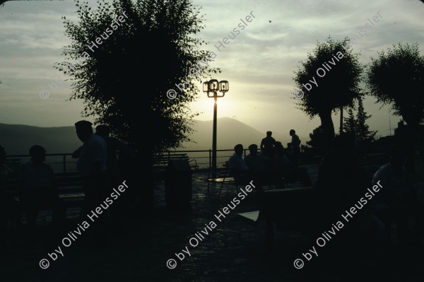 Image of sheet 19803002 photo 29: Abendstimmung mit Menschen am Lake Tiberias, Israel 1980.