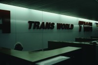 Image of sheet 19803002 photo 32: Angestellter schläft am Ticketschalter der TWA Trans World Airline in Israel 1980.