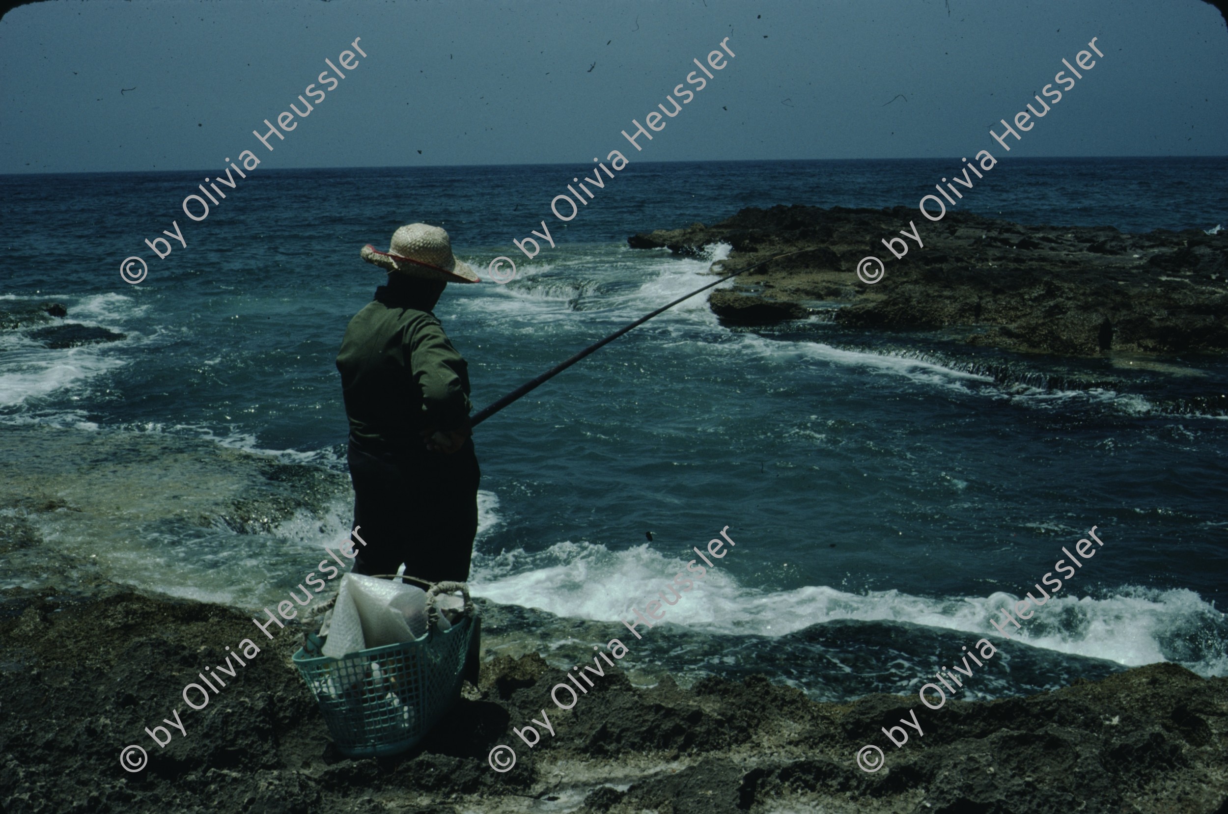 Image of sheet 19803002 photo 33: Fischer fischt mit Angel am Mittelmeer, Israel 1980.