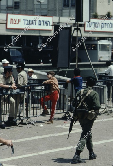 Image of sheet 19803002 photo 35: Polizei Abschrankung mit Soldat in Tel Aviv, Israel 1980.