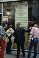 Image of sheet 19803002 photo 39: Jugendliche vor Tatoo Studio, Paris France 1980.