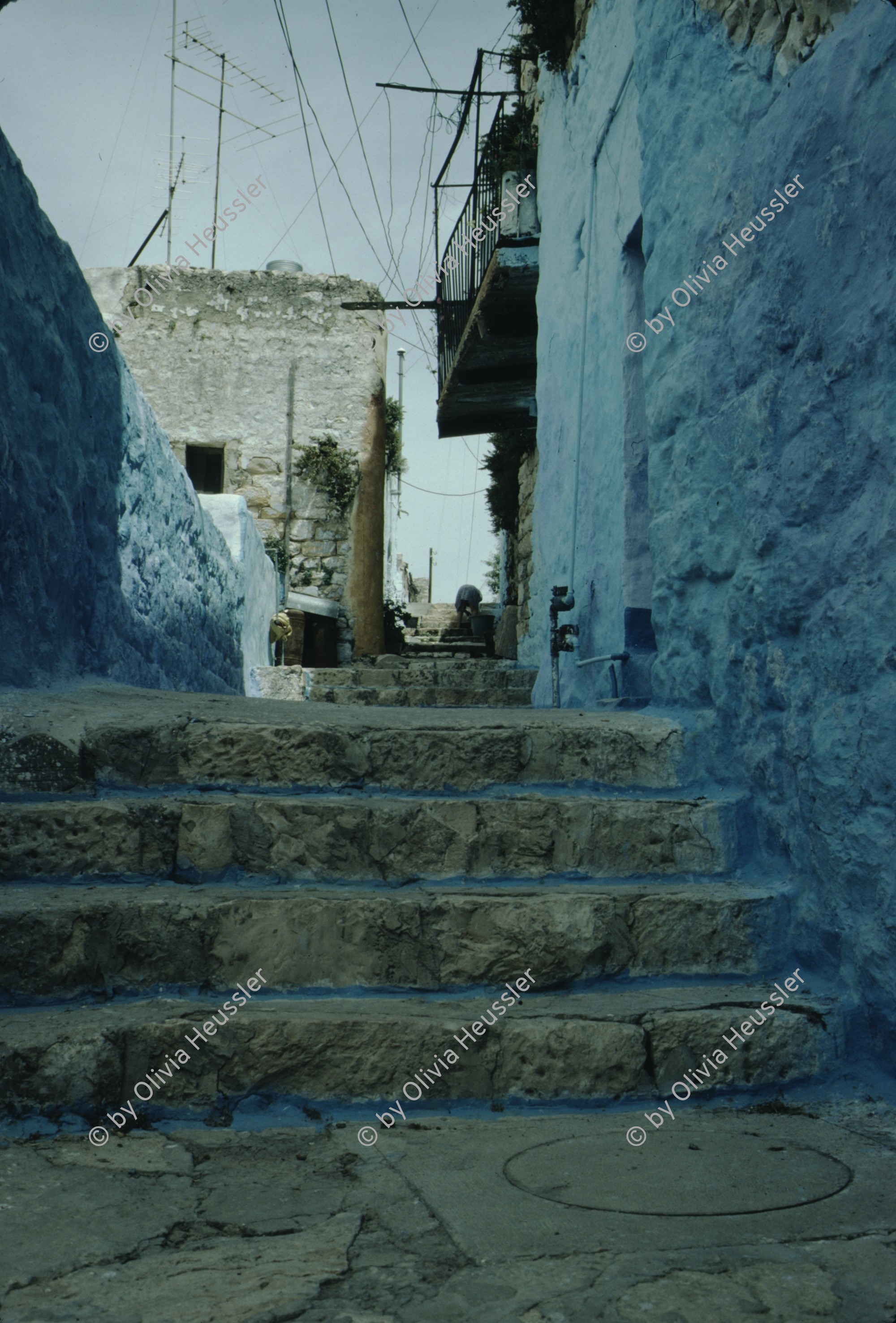Image of sheet 19803002 photo 43: Dorf mit hellblau angemalten Mauern, Israel 1980.