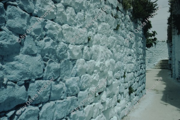 Image of sheet 19803002 photo 47: Alte Mauer hellblau angemalt, im Norden Israels, Palaestina 1980.