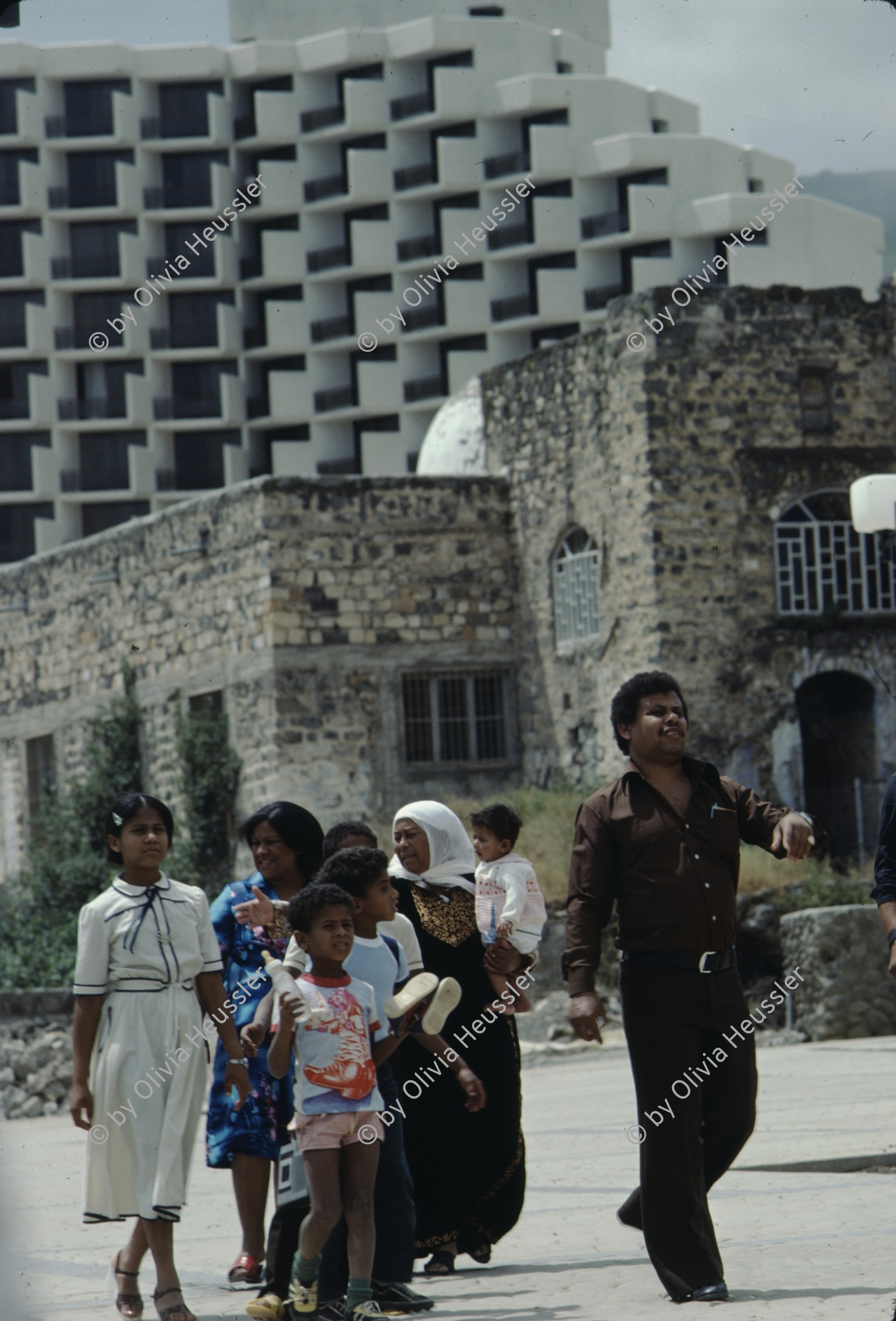 Image of sheet 19803002 photo 59: Beduine mit Familie am See Genezareth, Israel 1980.