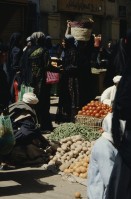 Image of sheet 19803002 photo 9: Beduinen verkaufen Gemüse am Markt, East-Jerusalem Palestine 1980.