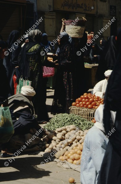 Image of sheet 19803002 photo 9: Beduinen verkaufen Gemüse am Markt, East-Jerusalem Palestine 1980.