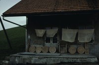 Image of sheet 19803003 photo 2: Käsetücher am Trocknen an Bauernhaus, Schweiz 1980.