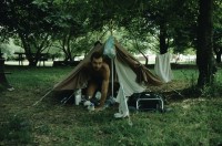 Image of sheet 19803003 photo 4: Mann verlässt Zelt. Camping 1980.