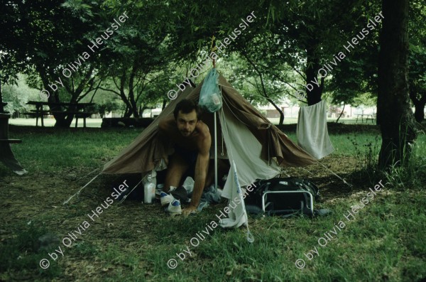 Image of sheet 19803003 photo 4: Mann verlässt Zelt. Camping 1980.