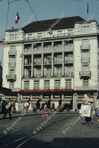 Image of sheet 19803003 photo 5: Savoy Hotel, Blumen Marsano, Türler Juwelen und SBB, am Paradeplatz Zürich, 1980.