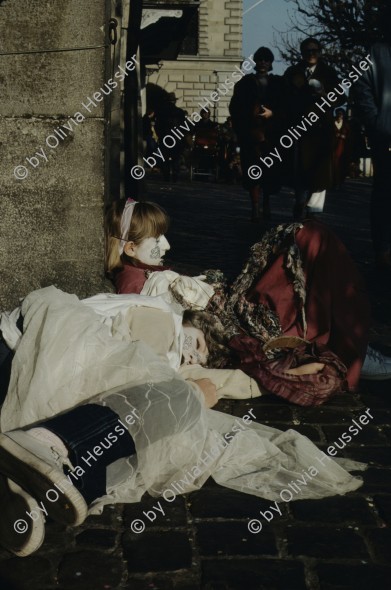 Image of sheet 19803004 photo 6: Schlafende Fasnächtler in Luzern 1980.
Carneval, Lucerne Switzerland 1980.