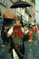 Image of sheet 19803004 photo 8: Fasnächtler in Tracht mit Holzmaske, Luzern 1980.
Carneval, Lucerne Switzerland 1980.